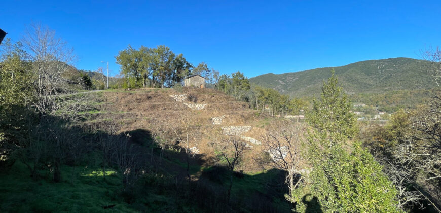 Beverino – In collina, panoramica casa rurale con terrazza, cantine in sasso, giardino e terreno a piane.