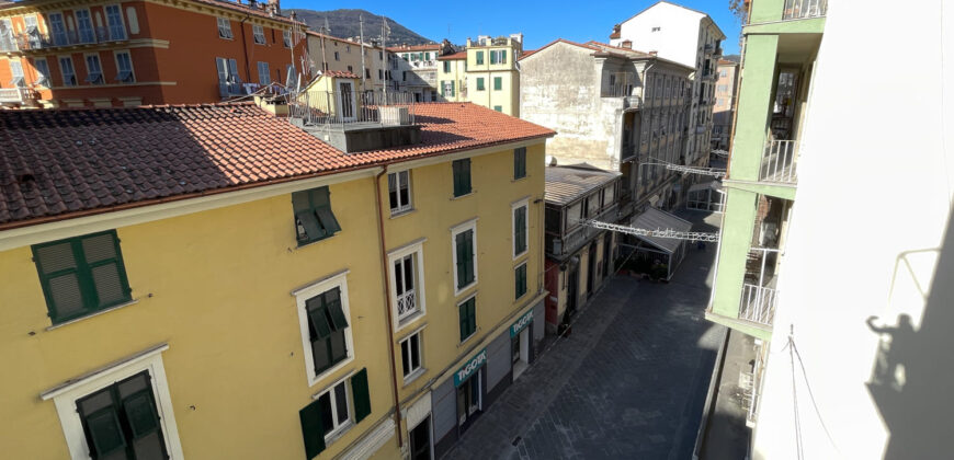 Centro Pedonale – luminosissimo 5 vani con tre balconi e cantina